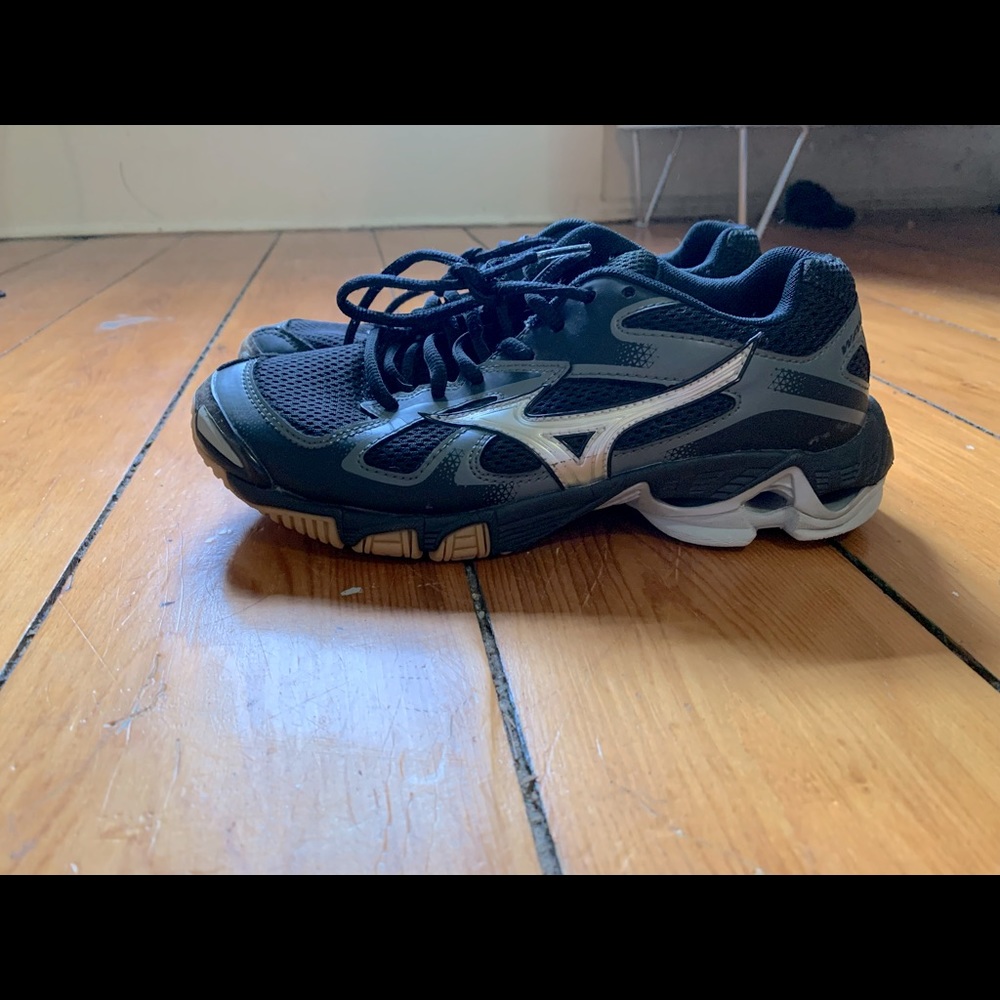 Black Mizuno court shoes